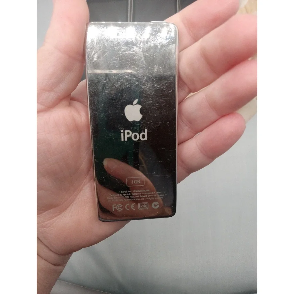 Lot Of 6 Apple Products - iPods &  BROKEN (For Parts‎ Only Locked Scratches.